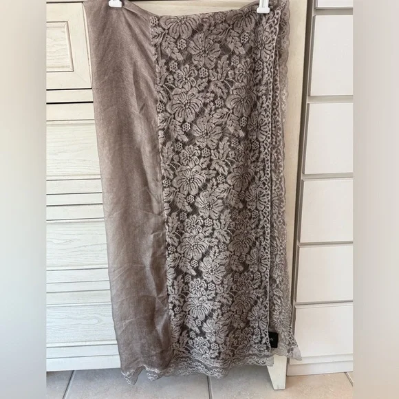 NWT FOULARD BELLA Chic Lace Trim Shawl Grey - Picture 2 of 10